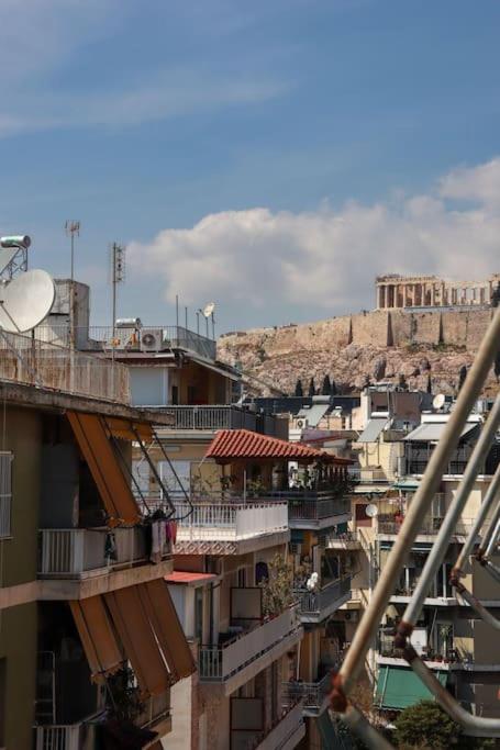 una vista dall'alto di una città con edifici di Modern Top Floor Apt, 5min to Acropolis & Plaka ad Atene
