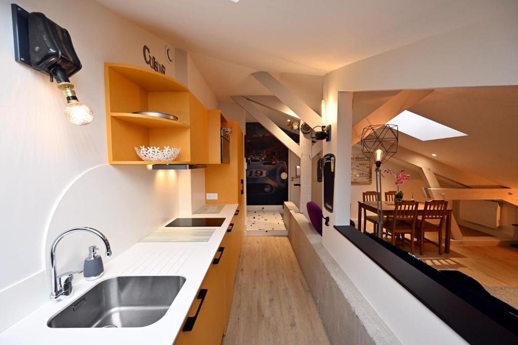 une cuisine avec un évier et une salle à manger dans l'établissement Studio 500, à Millery