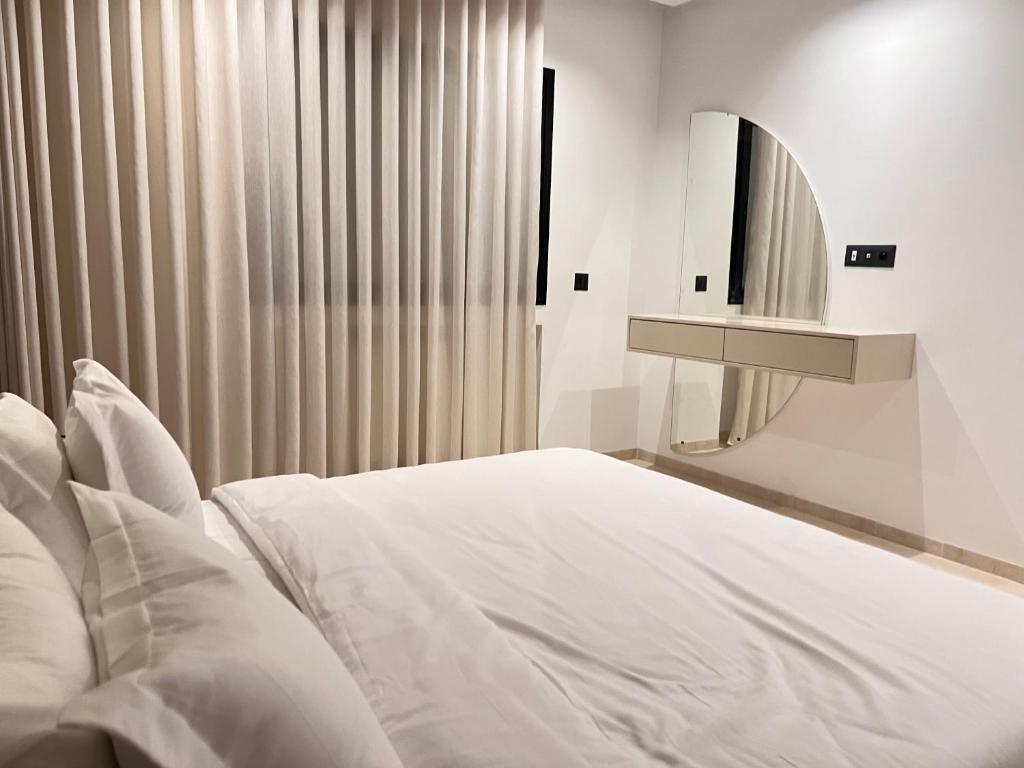 Postel nebo postele na pokoji v ubytování Seven Floors
