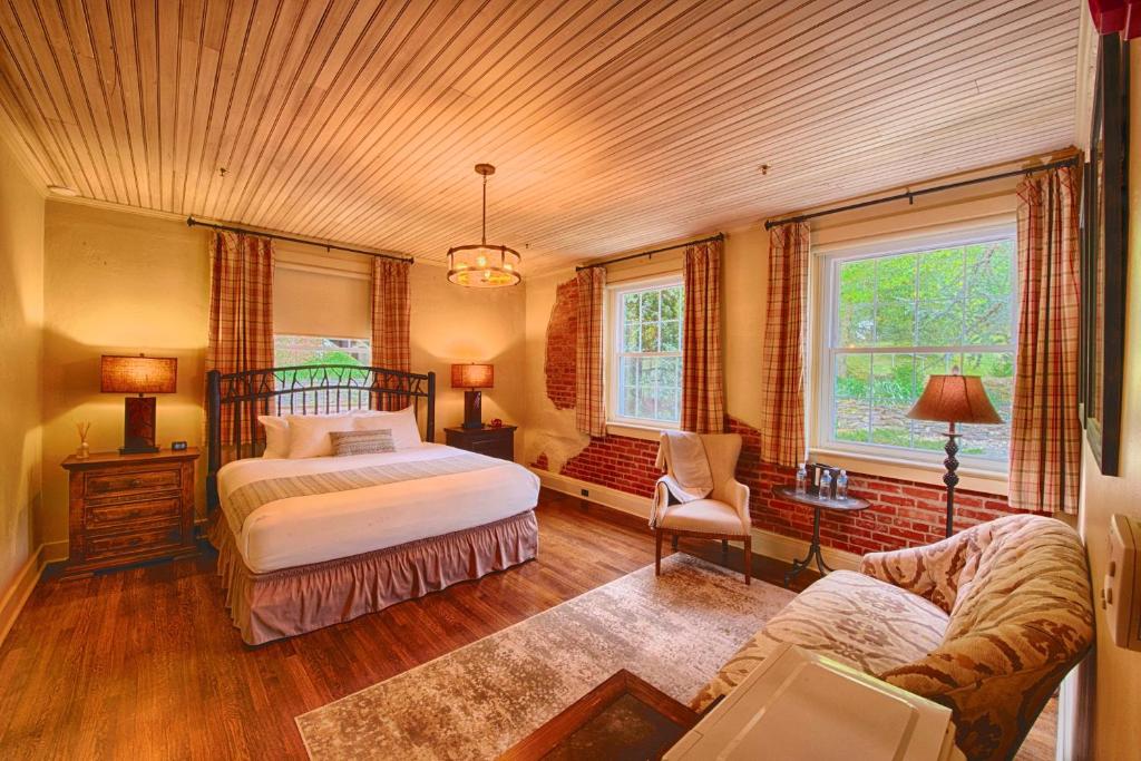 Historic Tapoco Lodge - Evergreen Lodge Suite