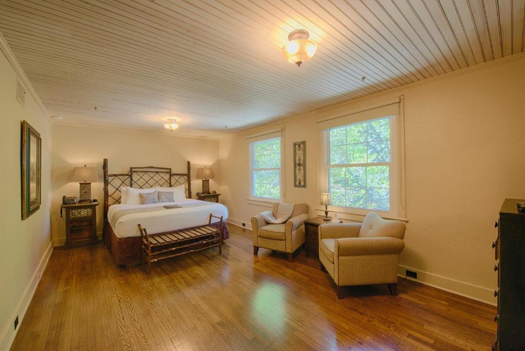 Historic Tapoco Lodge - Dogwood Lodge Room