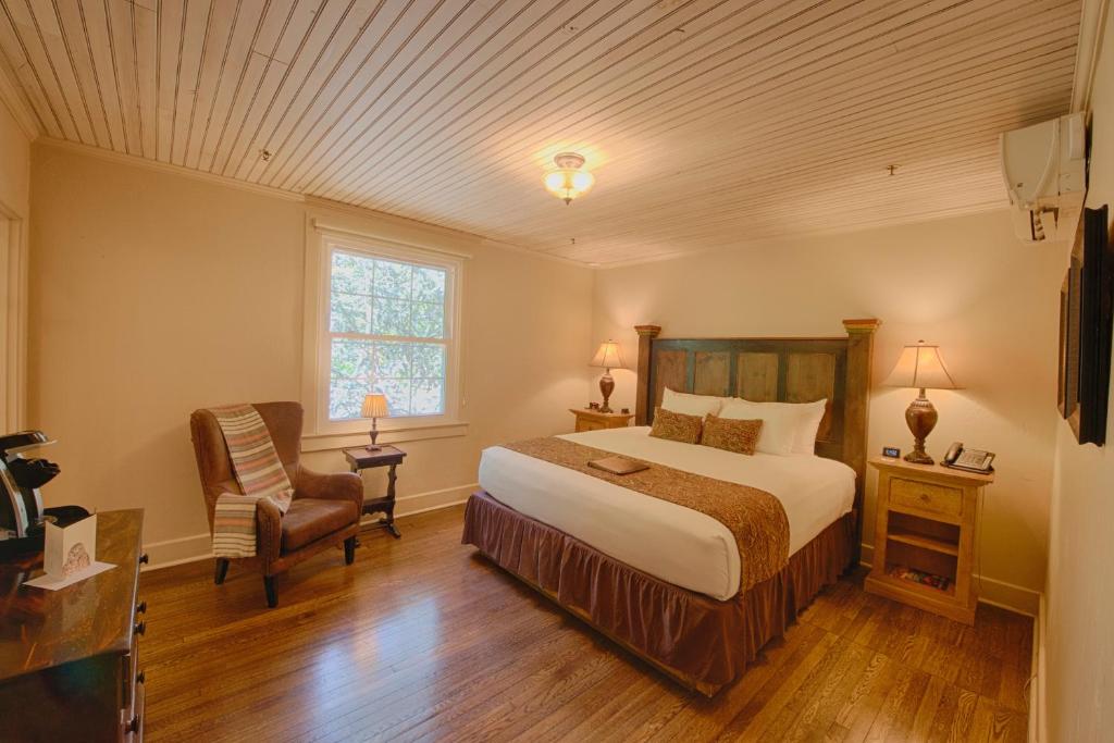 Historic Tapoco Lodge - Deluxe King Room