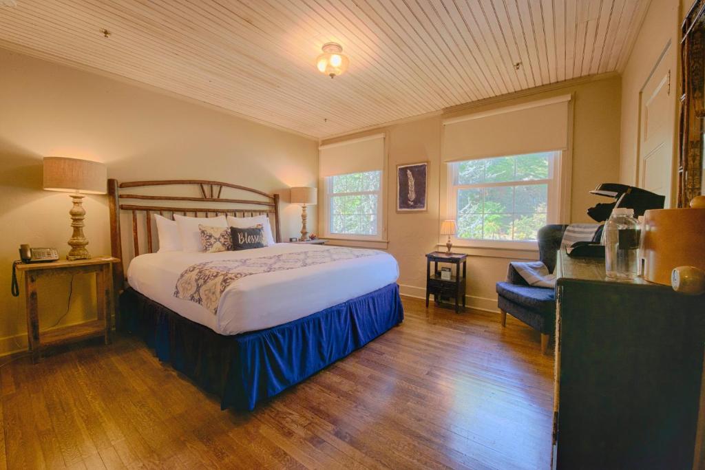 Historic Tapoco Lodge - Deluxe King Room