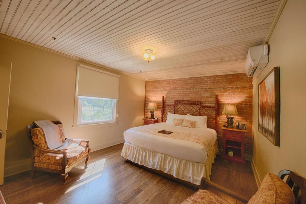 Historic Tapoco Lodge - Azalea Lodge Room