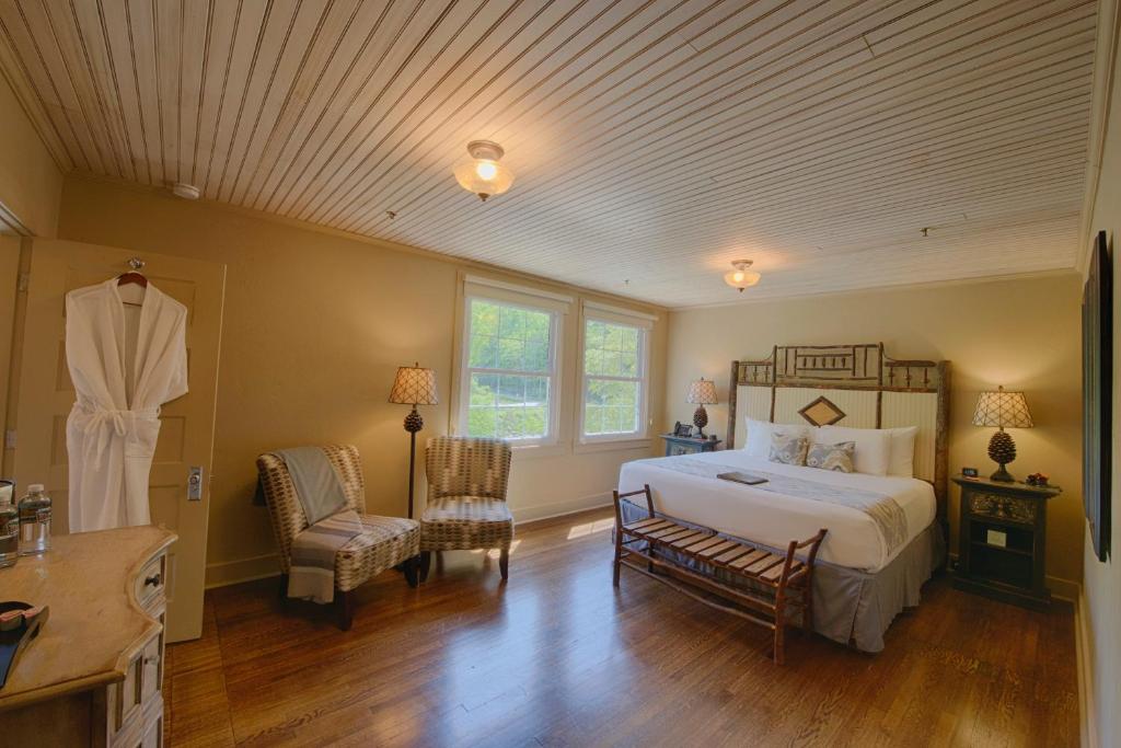 Historic Tapoco Lodge - Hemlock Lodge Room