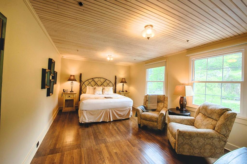 Historic Tapoco Lodge - Sunflower Lodge Room
