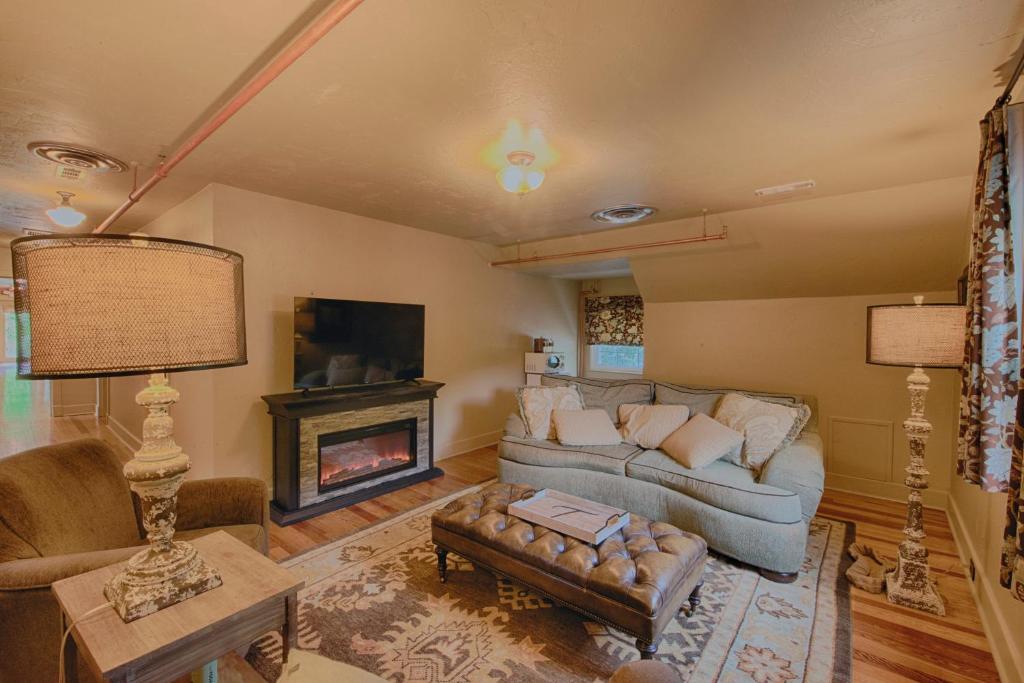 Historic Tapoco Lodge - Rhododendron Lodge Suite