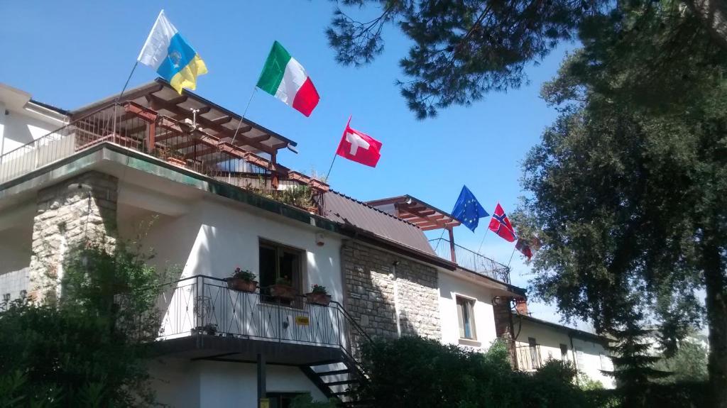 um edifício com bandeiras em cima em Casa Furrer em Tirrenia