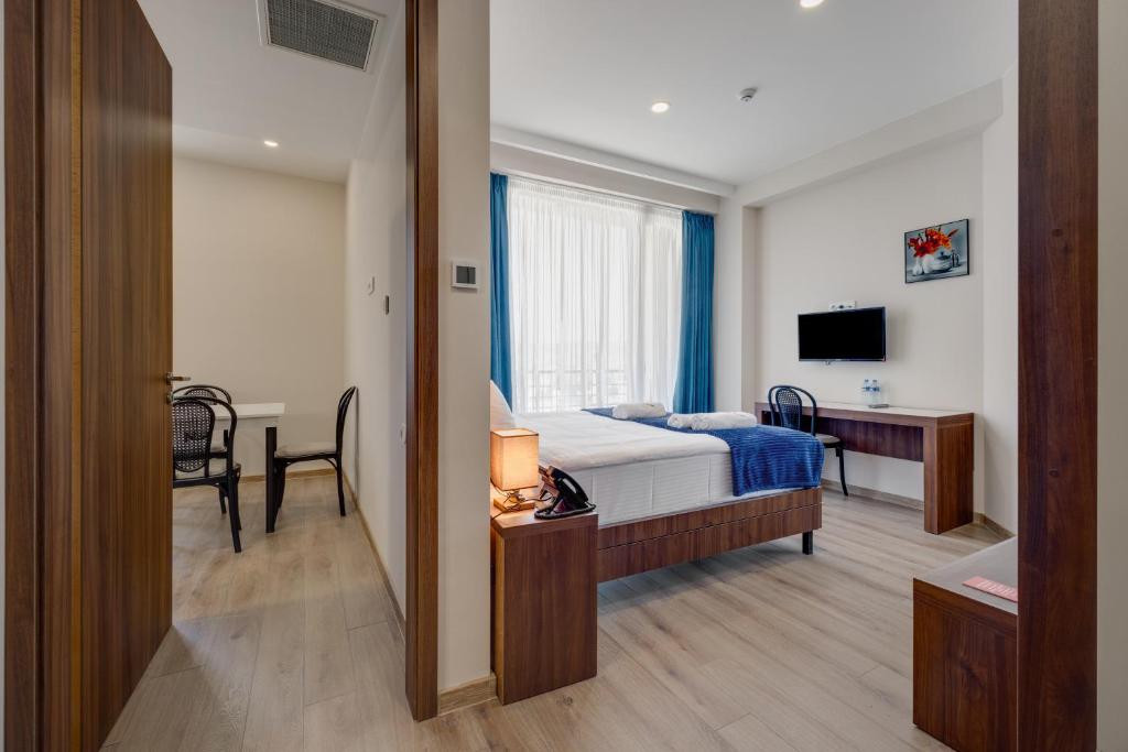 TV a/nebo společenská místnost v ubytování HOTEL WEST TBILISI