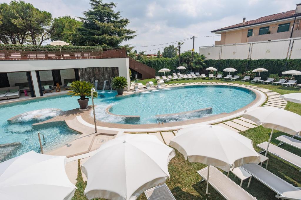 Bazén v ubytování Hotel Quisisana Terme nebo v jeho okolí