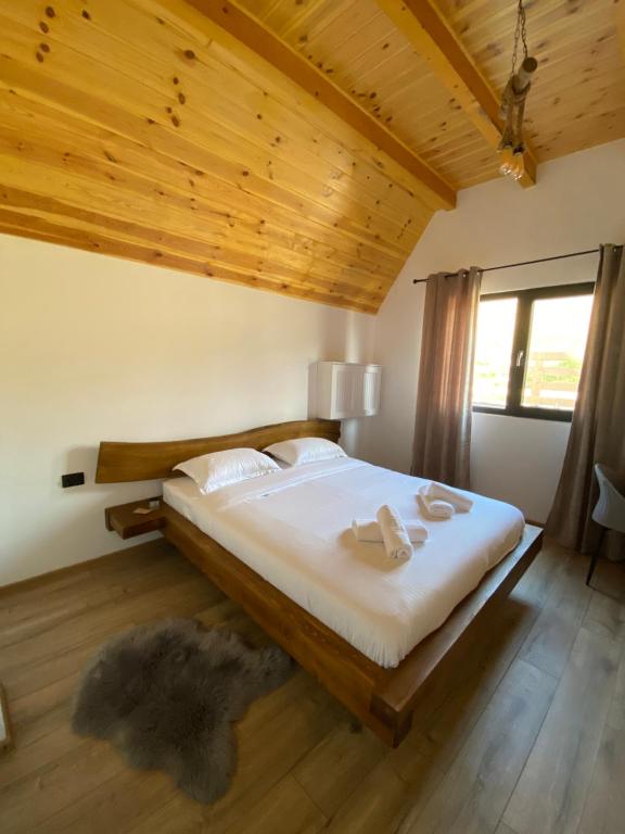 Postel nebo postele na pokoji v ubytování A-Frame Belvedere Colibița
