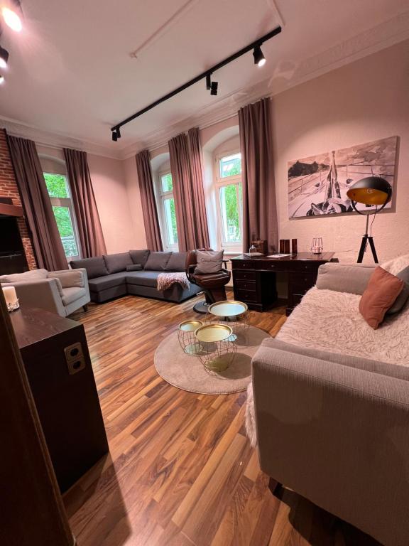 ein Wohnzimmer mit Sofa und Tisch in der Unterkunft Charmante Ferienwohnung in Dresden Striesen - Frau Pie Appartement in Dresden