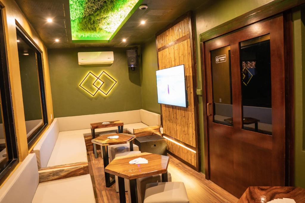 TV a/nebo společenská místnost v ubytování Hotel Maya Tulipanes Palenque