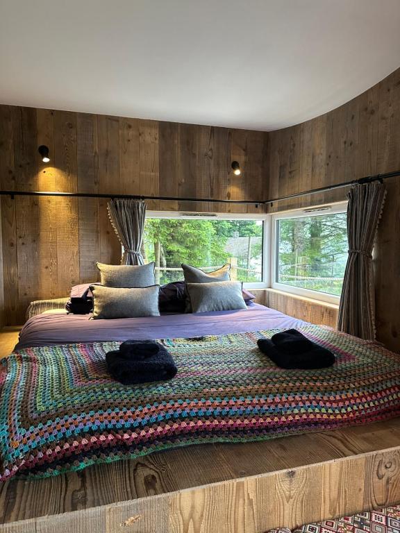 Postel nebo postele na pokoji v ubytování Otter Burn Cabin