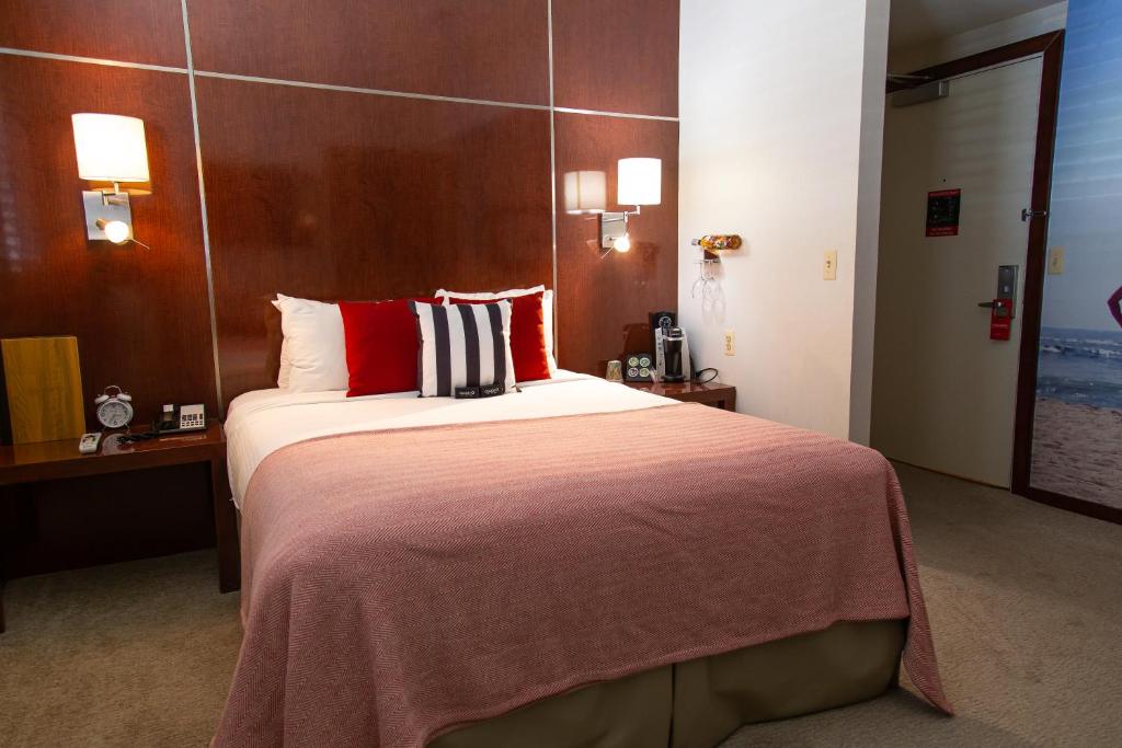 Postel nebo postele na pokoji v ubytování Daddy O Hotel