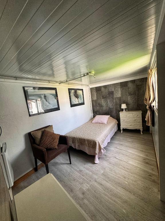 a bedroom with a bed and a chair at Habitación Namasté in Playa Blanca