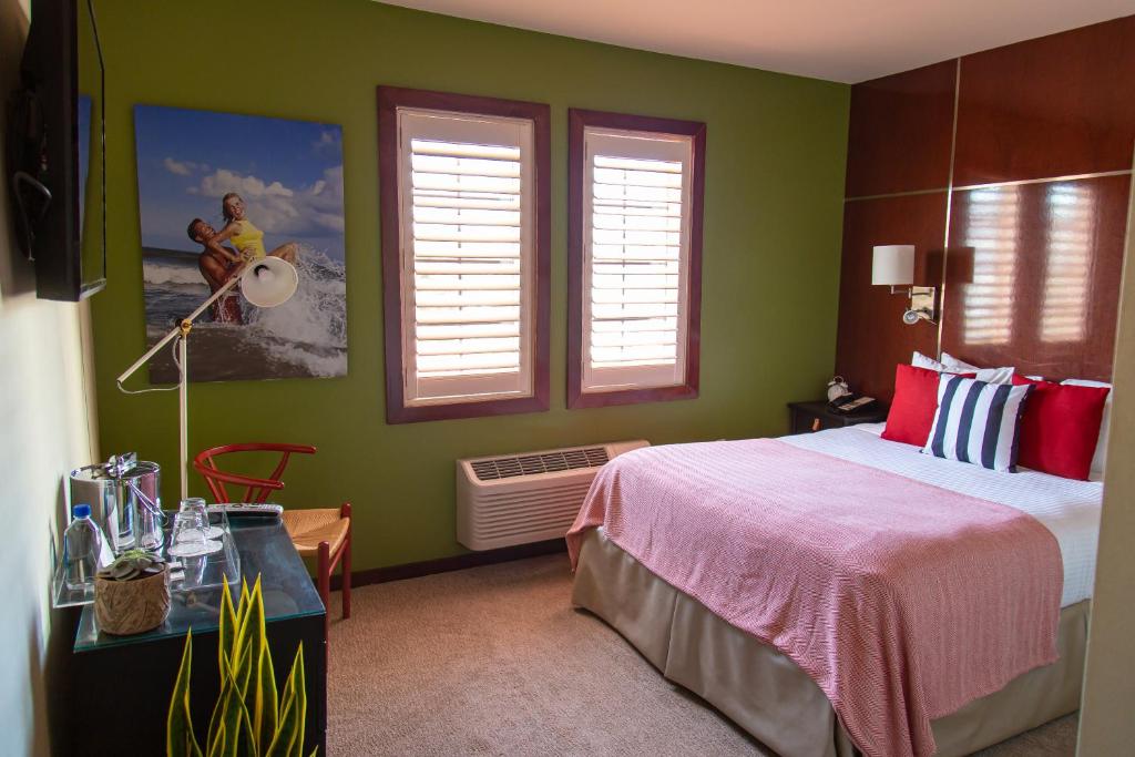 Postel nebo postele na pokoji v ubytování Daddy O Hotel