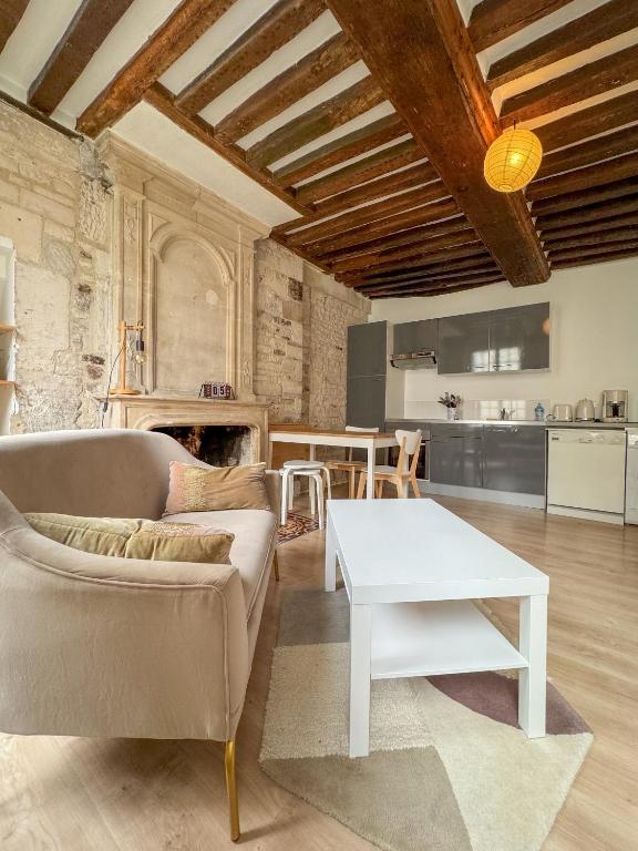 un salon avec un canapé et une table dans l'établissement Neptune, à Caen