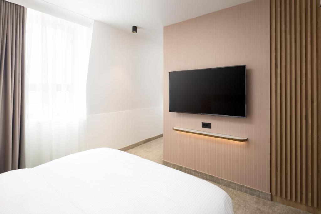 TV a/nebo společenská místnost v ubytování Courtyard by Marriott Cluj - Napoca Downtown