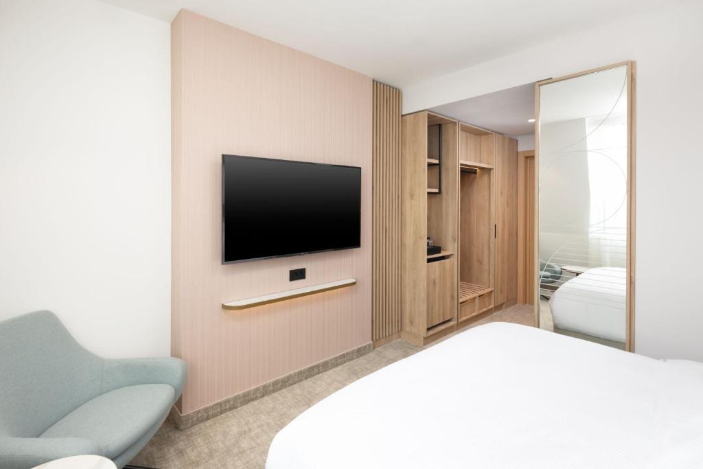 TV a/nebo společenská místnost v ubytování Courtyard by Marriott Cluj - Napoca Downtown