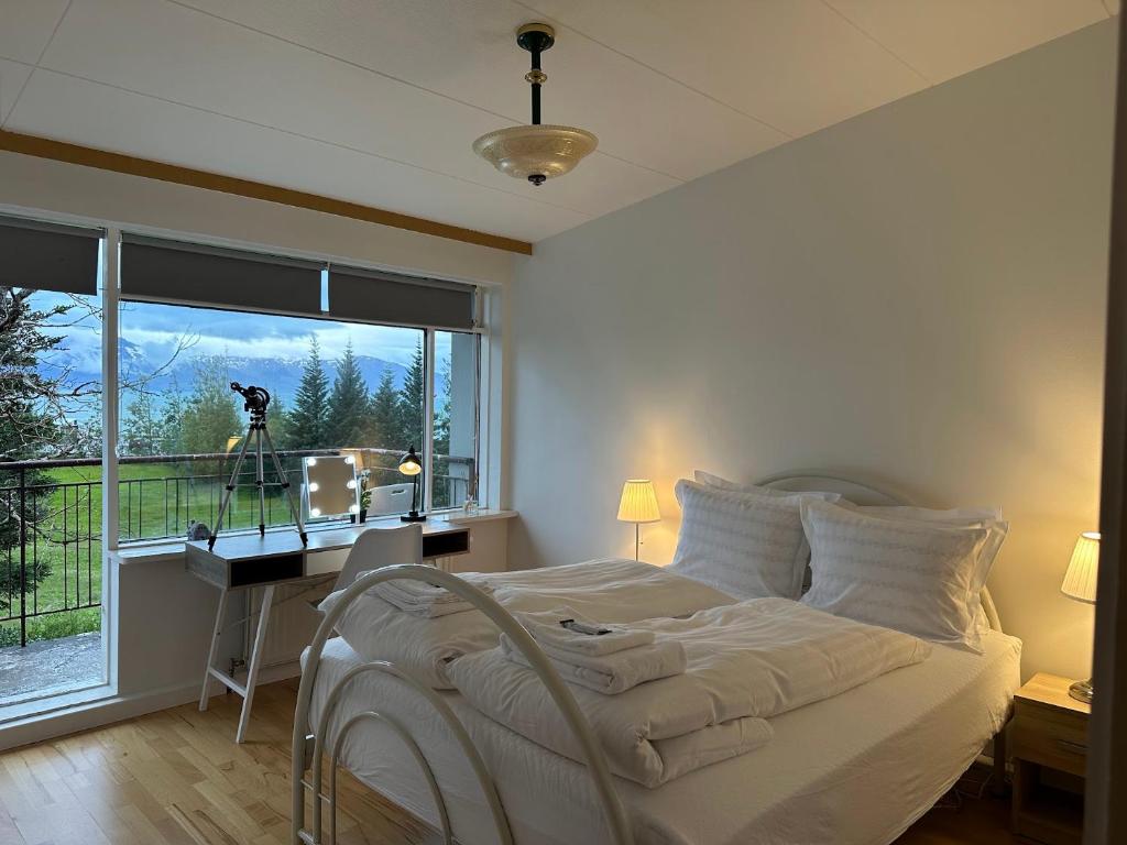 Postel nebo postele na pokoji v ubytování Húsavík Apartment