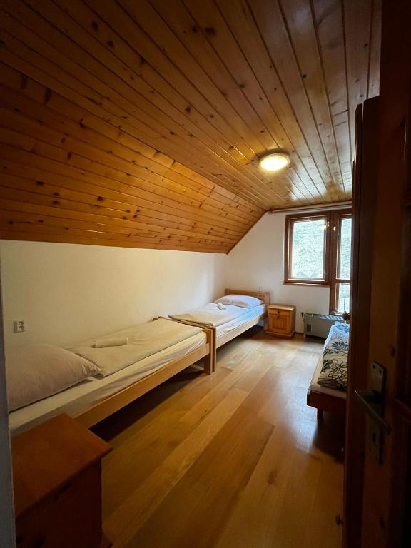 Postel nebo postele na pokoji v ubytování Chalupa pri potoku