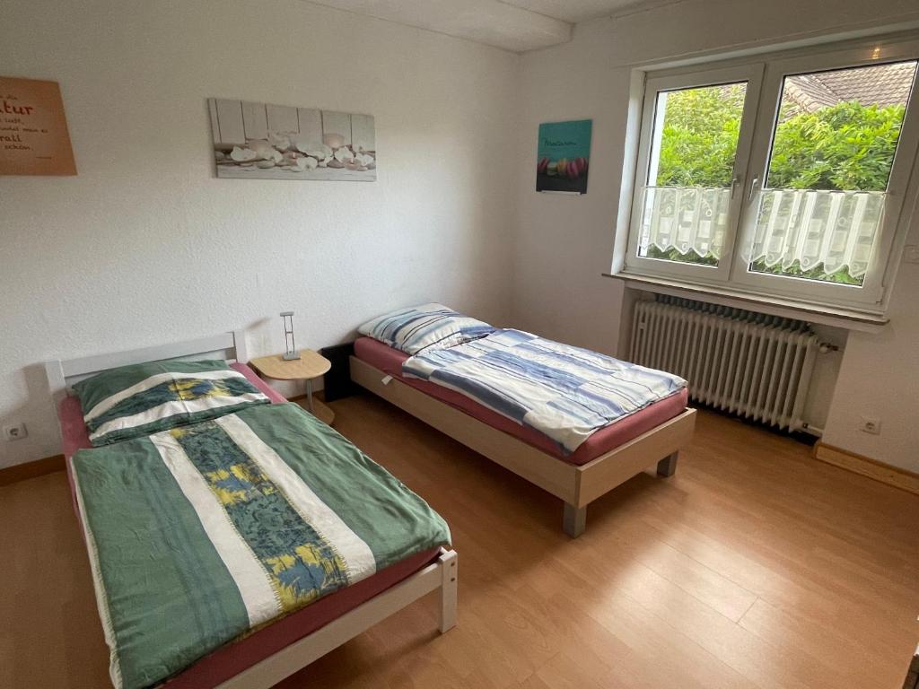 Postel nebo postele na pokoji v ubytování Linnemanns Gaestehaus