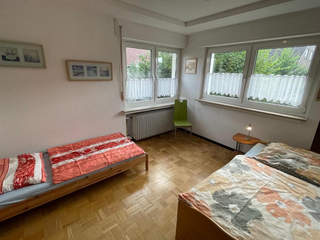 Postel nebo postele na pokoji v ubytování Linnemanns Gaestehaus