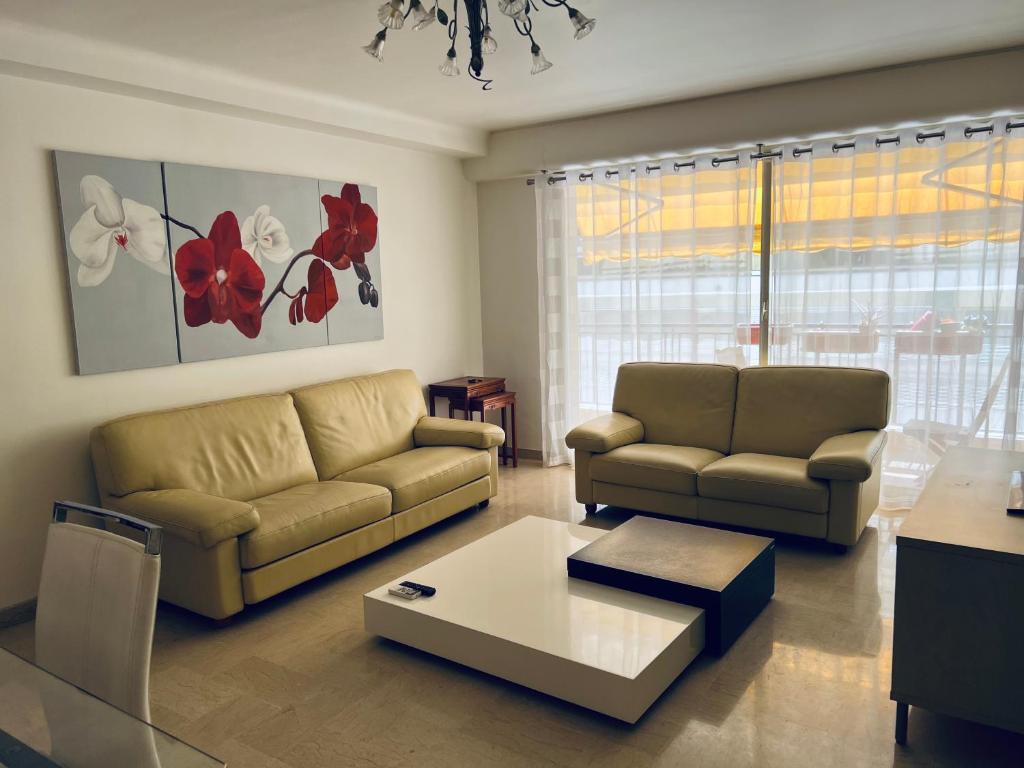 un salon avec deux canapés et une table dans l'établissement CARRE D'OR - Appartement 3P - Antibes Centre - Carré d'Or, à Antibes