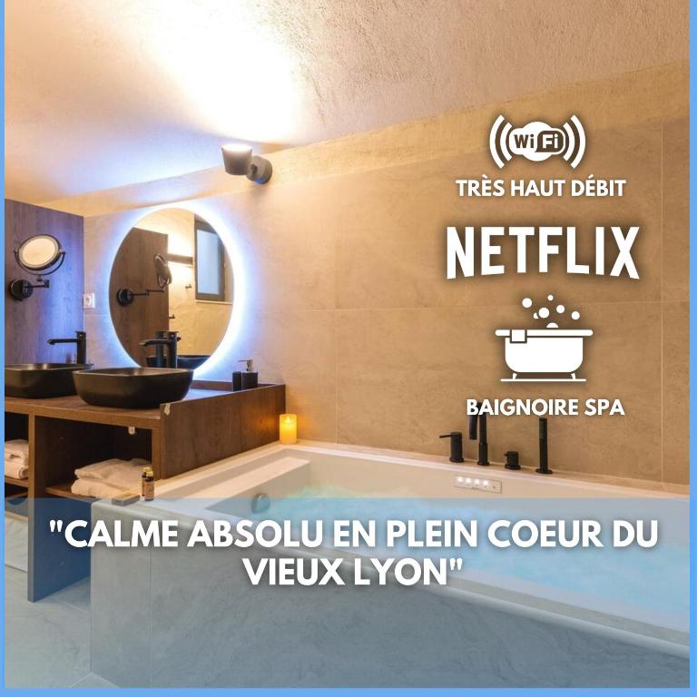 W łazience znajduje się wanna z umywalką i lustrem. w obiekcie Cocoon du vieux Lyon - Luxury apartment - Balneo w mieście Lyon