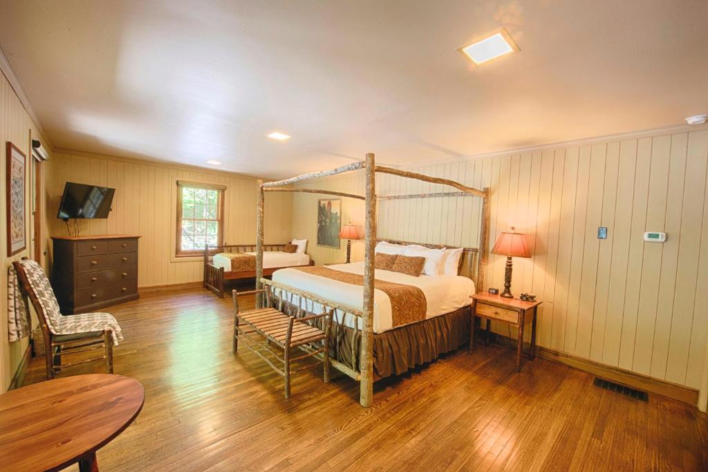 Historic Tapoco Lodge - Santeetlah Cabin 4