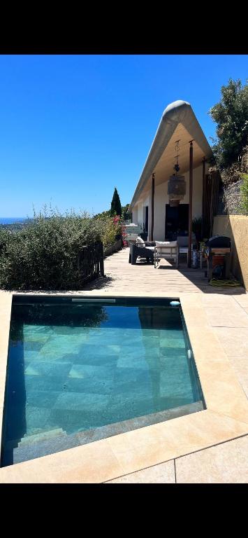 une grande piscine devant une maison dans l'établissement Villa skyline, à Toulon