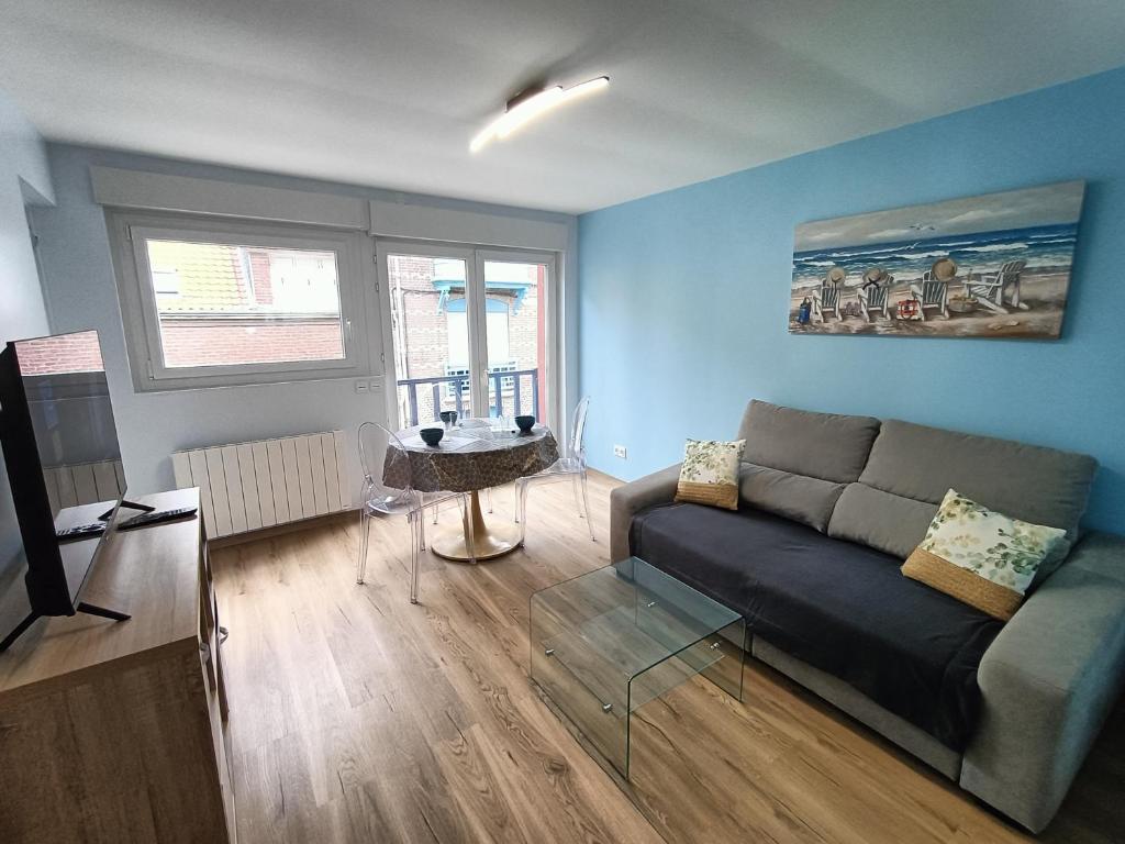 un salon avec un canapé et une table dans l'établissement 50m de la plage - Appartement, à Mers-les-Bains