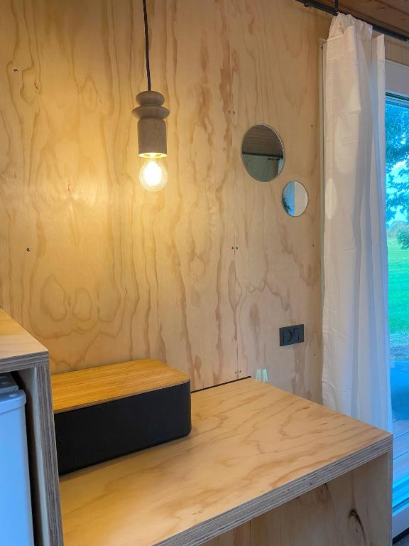 Postel nebo postele na pokoji v ubytování Kroghs Tiny Houses - Hyttebyen