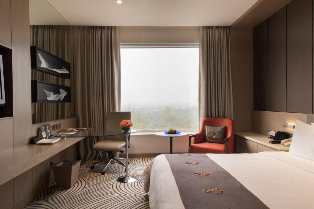 Postel nebo postele na pokoji v ubytování Sheraton New Delhi Hotel