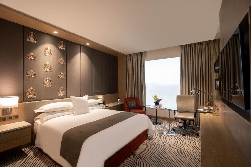 Postel nebo postele na pokoji v ubytování Sheraton New Delhi Hotel