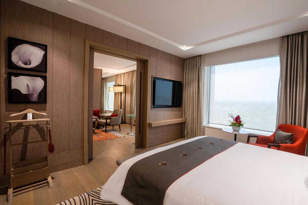 Postel nebo postele na pokoji v ubytování Sheraton New Delhi Hotel