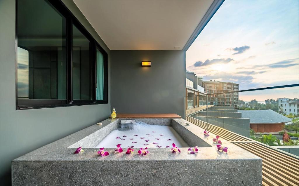 Balkón nebo terasa v ubytování Deluxe apartment with sea view and jacuzzi