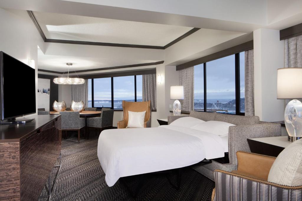 Postel nebo postele na pokoji v ubytování Sheraton Anchorage Hotel