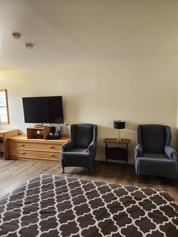 TV a/nebo společenská místnost v ubytování Covered Bridge Inn & Suites