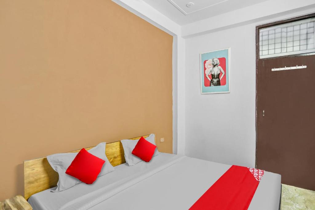 Postel nebo postele na pokoji v ubytování Super Hotel O Satguru Residency