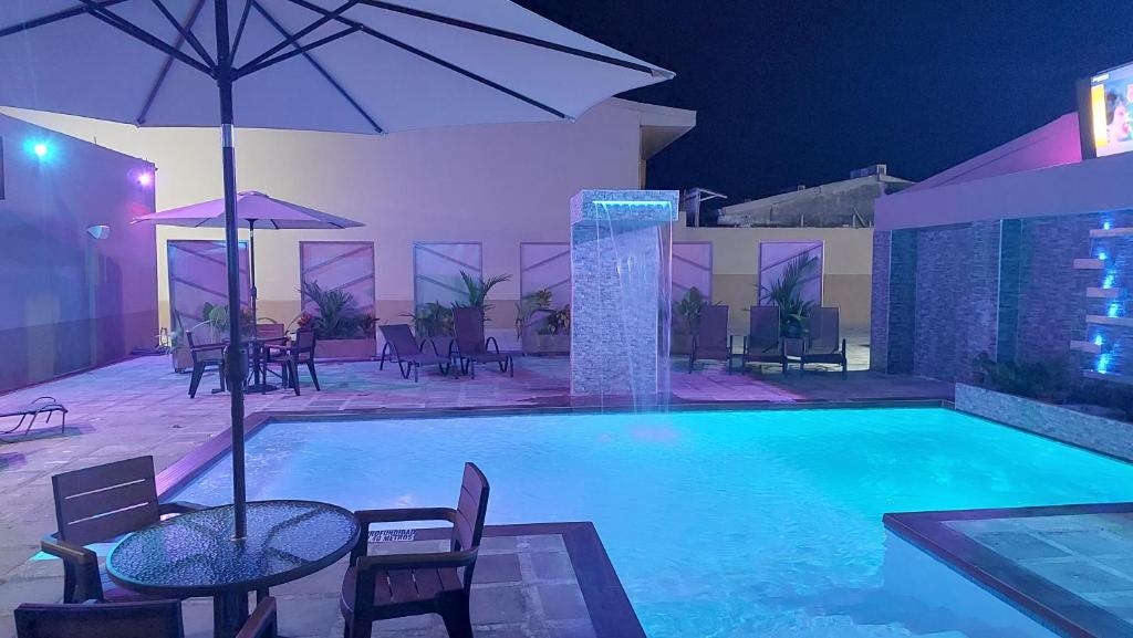 Bazén v ubytování Hotel Puerto Limón CR nebo v jeho okolí