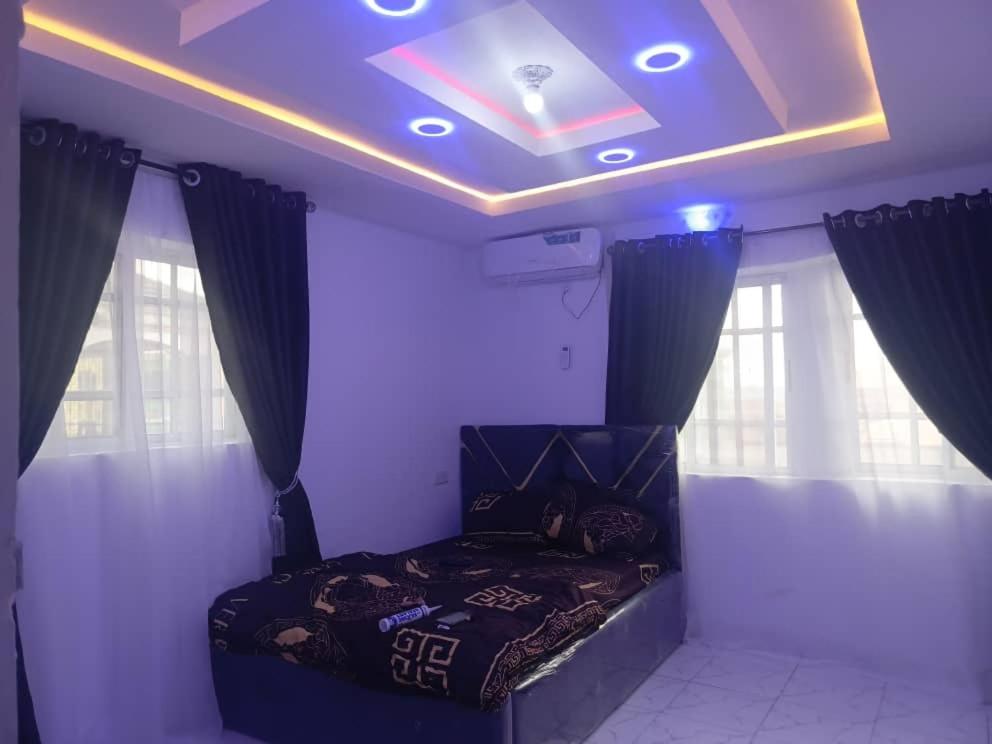 Postel nebo postele na pokoji v ubytování DBaLoGuN's HoMe ABEOKUTA- NEAR PANSEKE