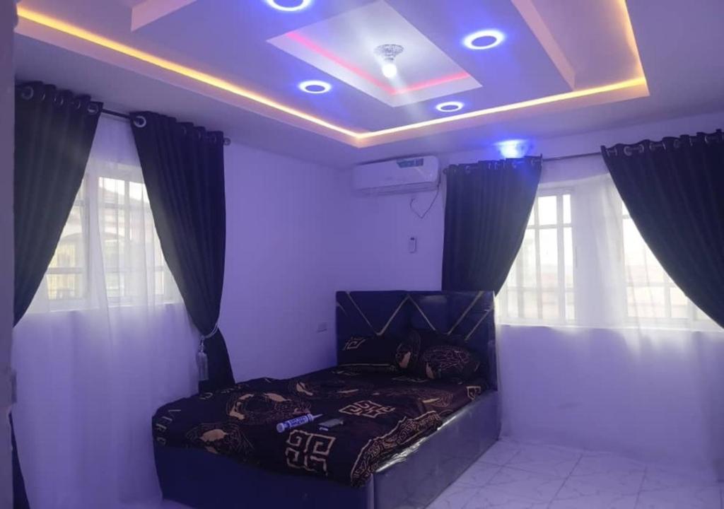 Postel nebo postele na pokoji v ubytování DBaLoGuN's HoMe ABEOKUTA- NEAR PANSEKE