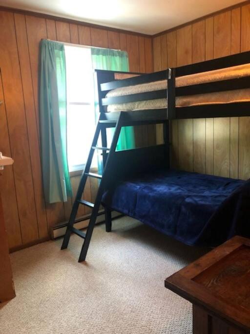 Uma cama ou camas num quarto em Captain's Quarters