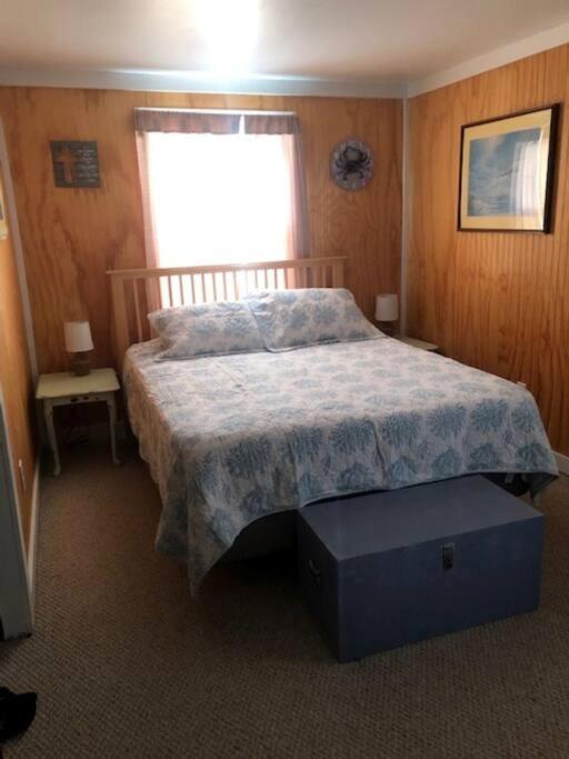 Uma cama ou camas num quarto em Captain's Quarters