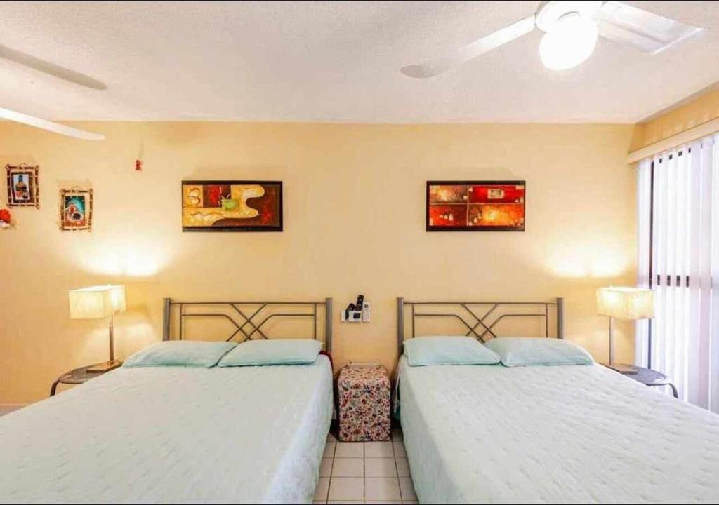 twee bedden naast elkaar in een slaapkamer bij Departamentos Varmen in La Paz