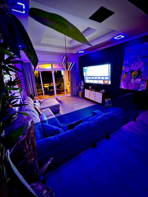 TV a/nebo společenská místnost v ubytování Luxury Condo at Los Sueños Resort & Marina