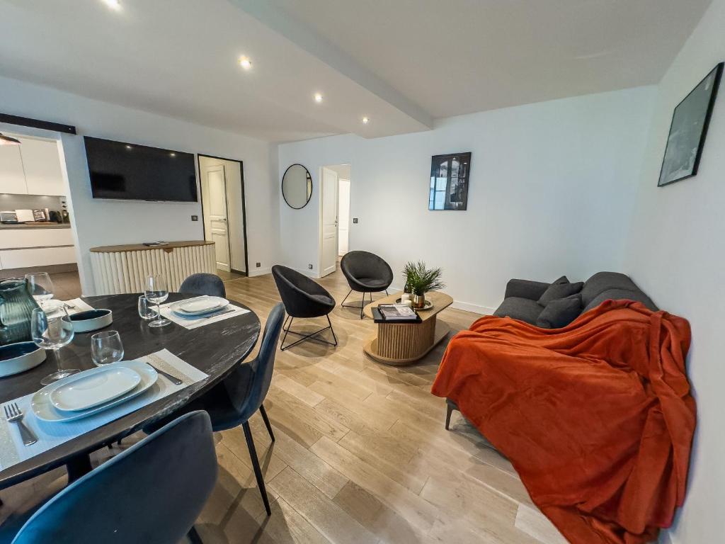 un salon avec un canapé, une table et des chaises dans l'établissement PenBed - Concorde Champs Elysées- 3 pièces, à Paris
