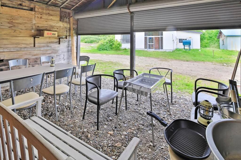 網走市にあるCottage Abashiriのパティオ(椅子、テーブル付)